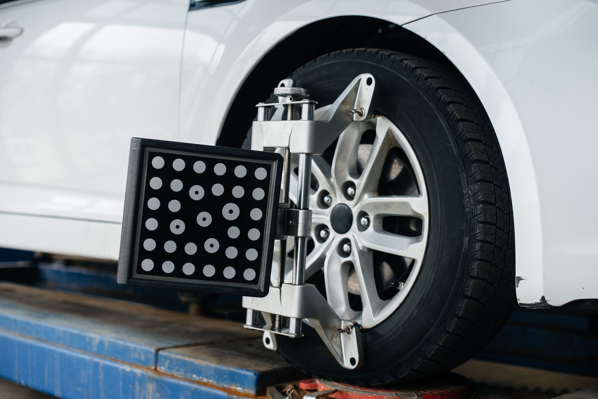 The white business class car repairs the collapse of the service station. Transport. Service. The white business class car repairs the collapse of the service station. Transport. Service.